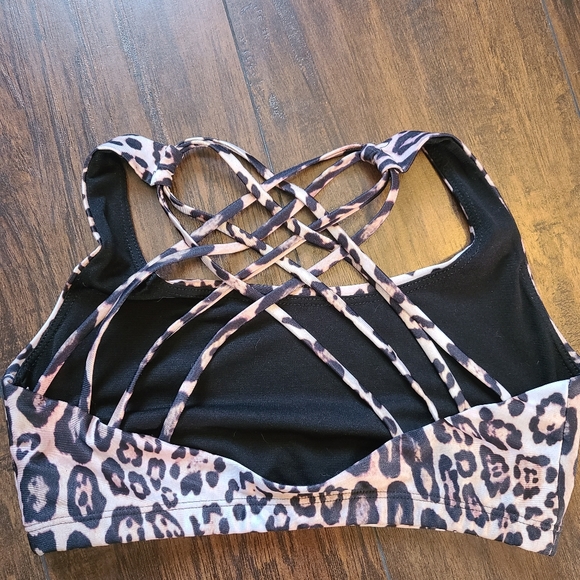 Onzie Leopard Legging and Chic Bra Set - Picture 4 of 8